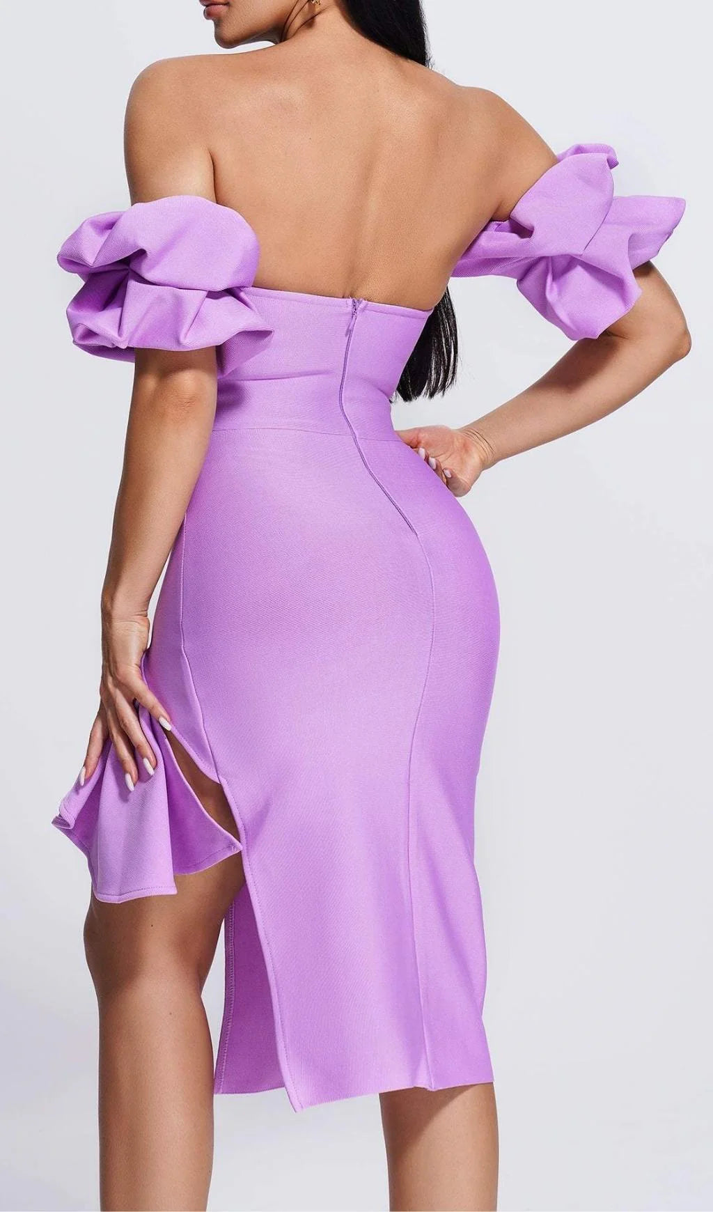 Robe de bal violette sans bretelles, manches drapées et fentes